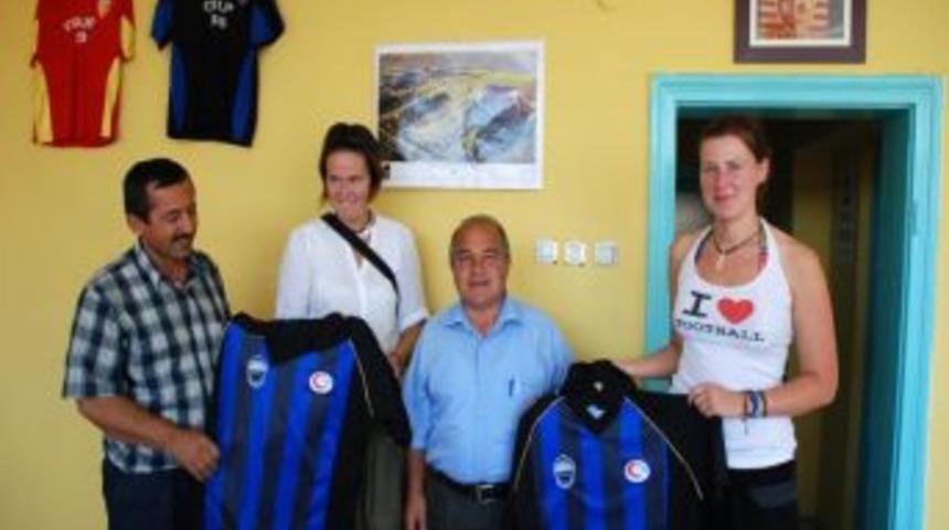 Erciyessporlu Taraftarlar G&uuml;ney Korelilere Evlerinin Kapısını A&ccedil;tı