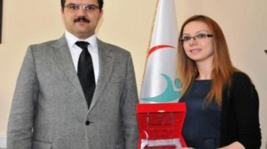 &lsquo;yılın Hemşiresi&rsquo;nden M&uuml;d&uuml;r Acar&rsquo;a Ziyaret