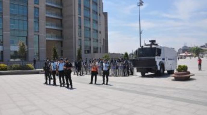 Adliye &Ouml;n&uuml;ndeki Korsan G&ouml;steriye M&uuml;dahale