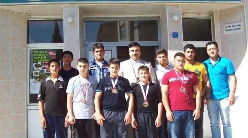 G&uuml;reş&ccedil;iler Demre'den Beş Madalya İle D&ouml;nd&uuml;ler