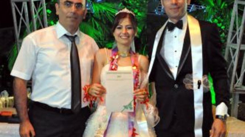 Gelin ve damada 'fidan' taktılar