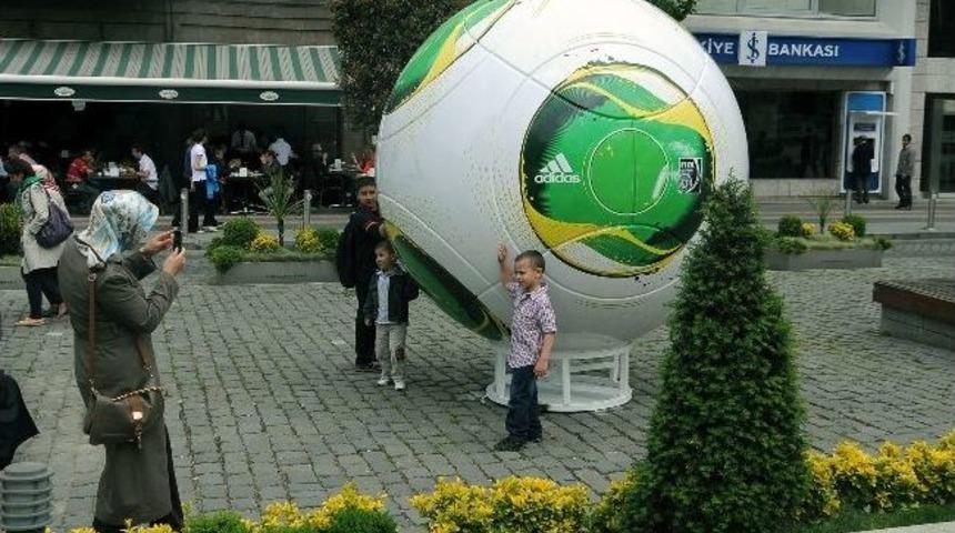 Trabzon’da U20 Dünya Kupası Topu Maketi İlgi Görüyor