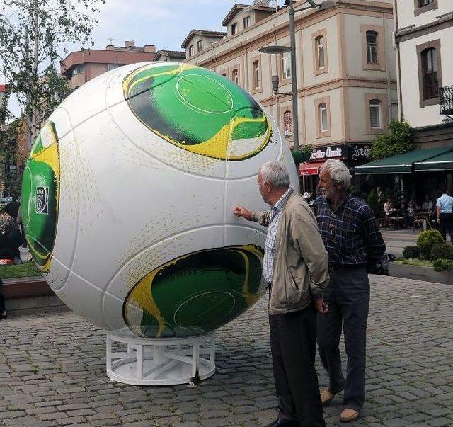 Trabzon’da U20 Dünya Kupası Topu Maketi İlgi Görüyor