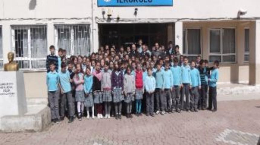 Koz&ccedil;eşme İlkokuluna Kırtasiye Yardımı