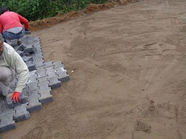 Köylere Beton Kilitli Parke Yapımı Devam Ediyor