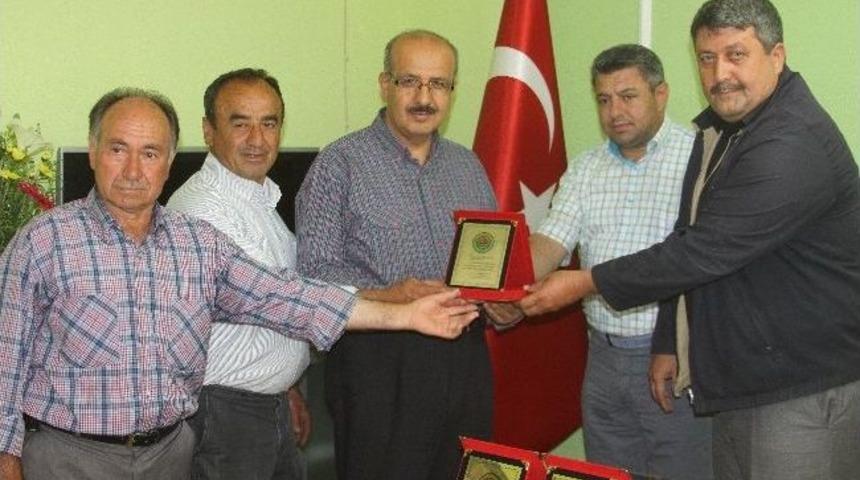 Saruhanlı'da Gazetecilere Plaket Verildi