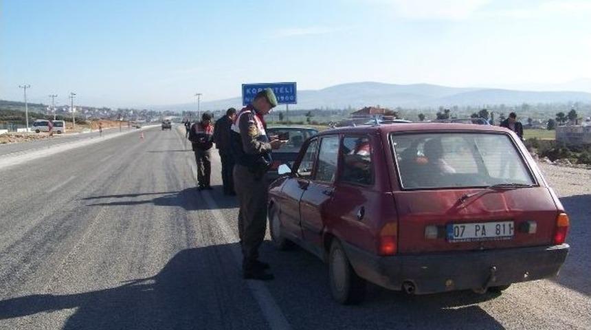 Korkuteli Jandarma Ekipleri, Kimlik Kontrol&uuml; Yaptı