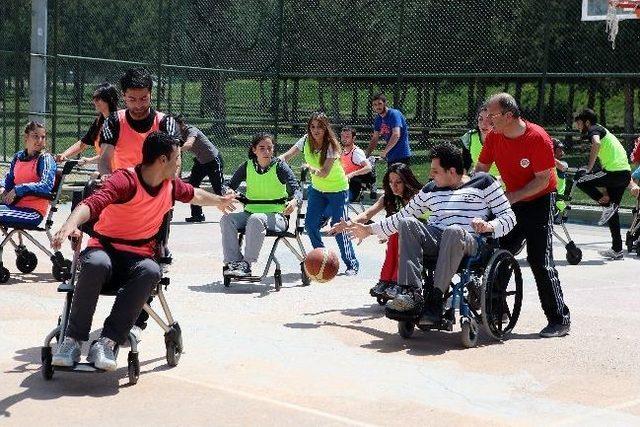 Engelsiz Üniversite Birimi Farkındalık Oluşturmak İçin Çeşitli Etkinlikler Düzenledi