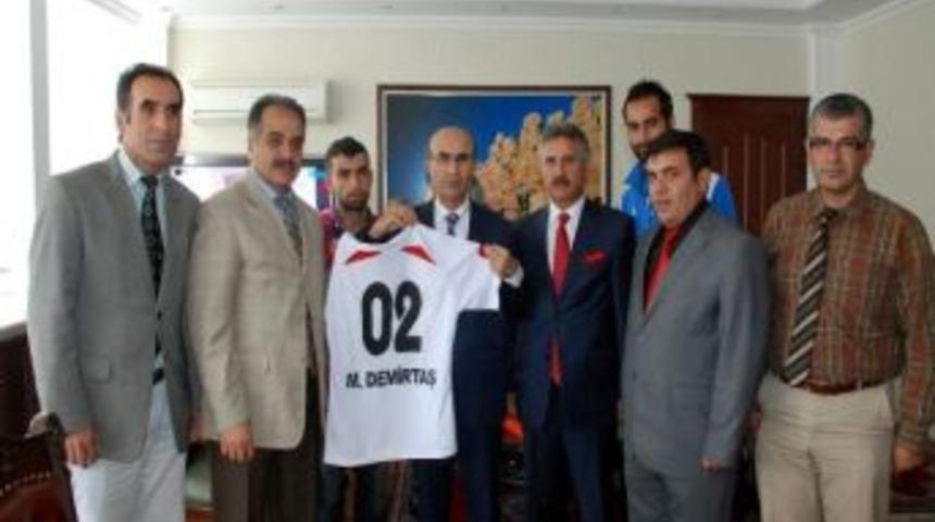 Şampiyonluk Sevincini Vali Demirtaş İle Paylaştılar