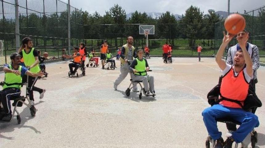 &Uuml;niversite &Ouml;ğrencileri Engelli Dersini Tekerlekli Sandalyede G&ouml;rd&uuml;