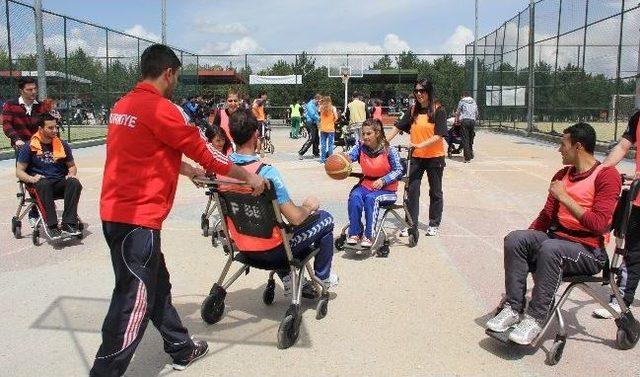 Üniversite Öğrencileri Engelli Dersini Tekerlekli Sandalyede Gördü