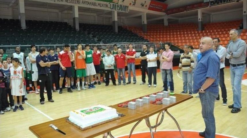 Banvit Basketbol Kul&uuml;b&uuml;'nde Kutlama
