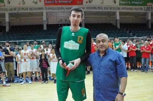 Banvit Basketbol Kulübü'nde Kutlama