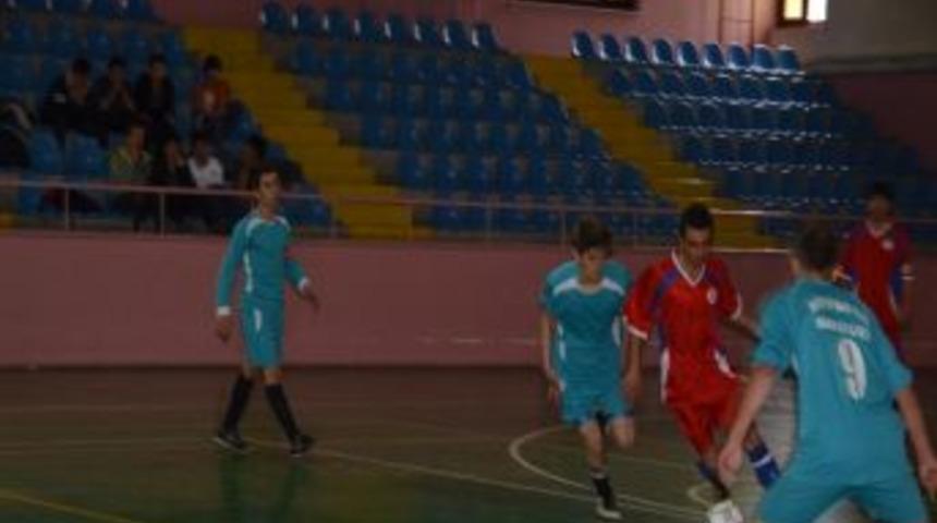 Gen&ccedil;ler Kendi Haftaları İ&ccedil;in Futsal Oynuyor