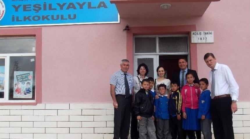 Anadolu İmam Hatip Lisesi'nden Kardeş Okula Kitap Bağışı