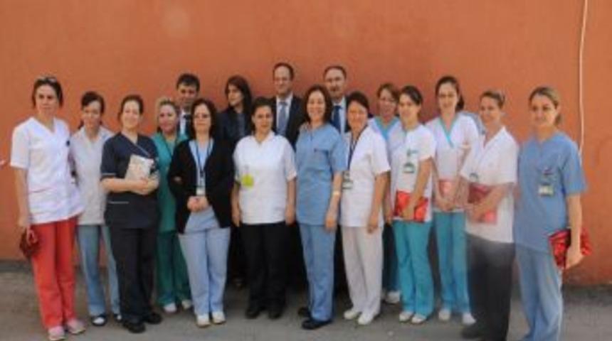 Başkan Kurtulan'dan Hemşirelere Jest