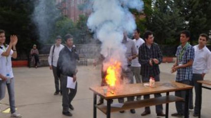 Lise &Ouml;ğrencilerinin Bilim Şenliğindeki Deneyleri Ilgi G&ouml;rd&uuml;