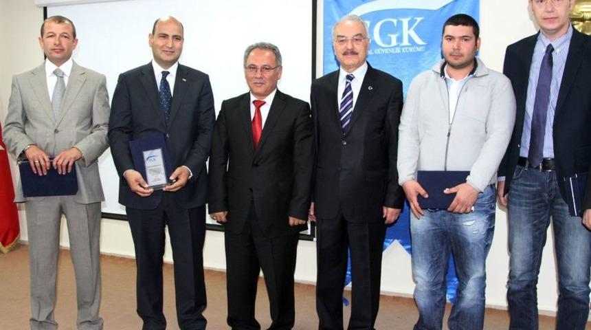 SGK, Primini G&uuml;n&uuml;nde &Ouml;deyen Ve Borcu Olmayan 10 Şirketi &Ouml;d&uuml;llendirdi