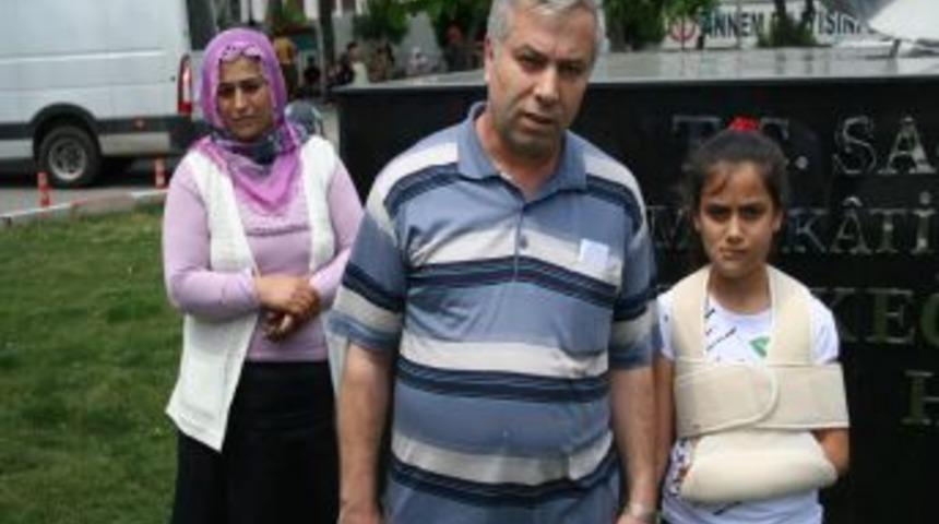 Kızlarının Yaralandığı Kazada S&uuml;r&uuml;c&uuml;n&uuml;n Serbest Bırakılmasına Tepki G&ouml;sterdi