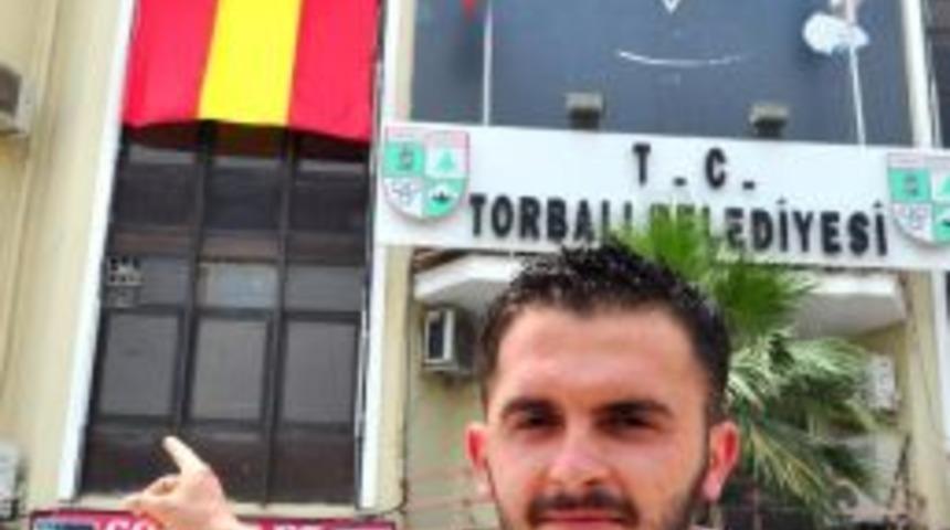 Taraftardan Torbalı Beledıye Bınasına Dev Galatasaray Bayrağı