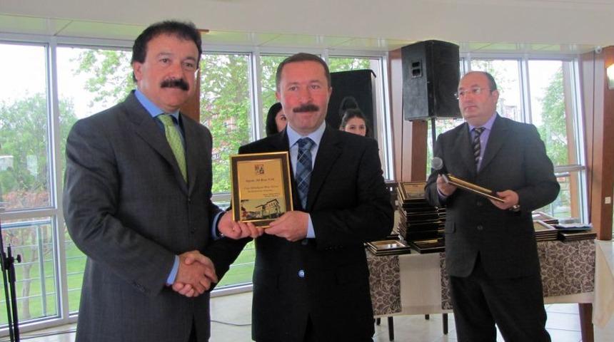 &Uuml;nye Belediye Başkanı, M&uuml;zevi'ne Katkıda Bulunanlara Plaket Verdi