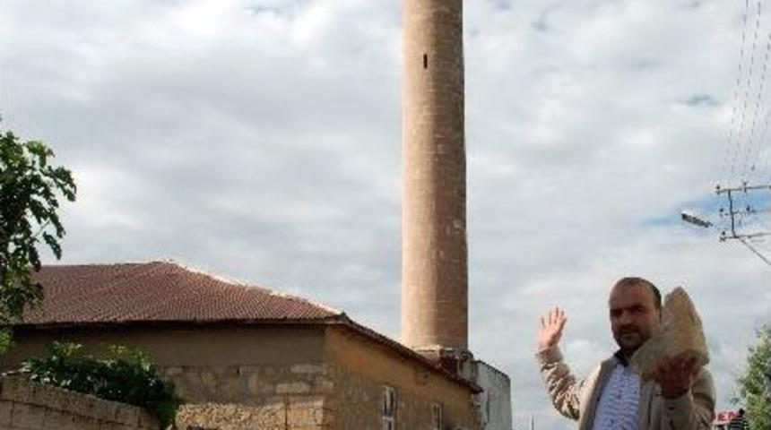 Minareden D&uuml;şen Taşlar Tehlike Sa&ccedil;ıyor