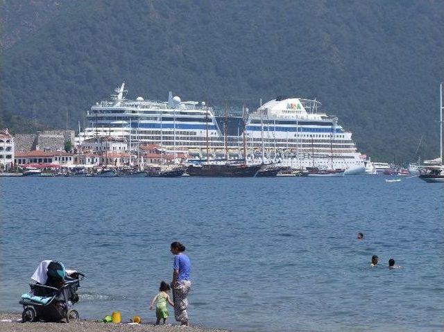 Yüzen Otel Marmaris'te