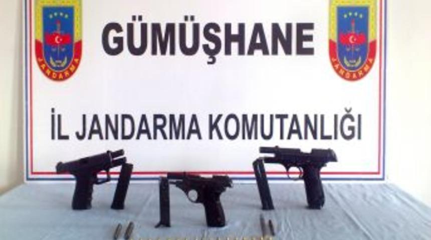 G&uuml;m&uuml;şhane'de Bir Evde Yapılan Aramada 3 Adet Tabanca Ele Ge&ccedil;irildi