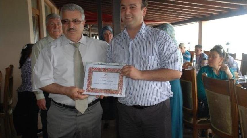 G&ouml;n&uuml;l El&ccedil;ilerine Sertifika Verildi