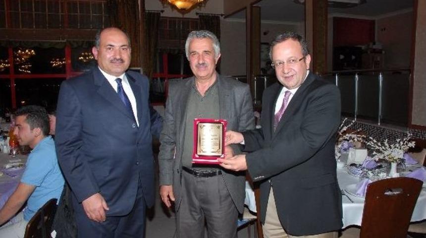 Meslekte 30 Yılını Dolduran Eczacılara Plaket