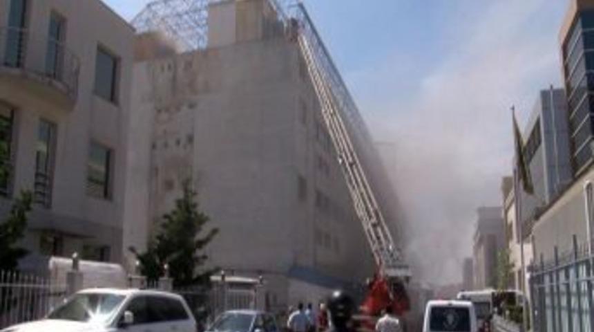 &Uuml;mraniye&rsquo;de Fabrika Yangını