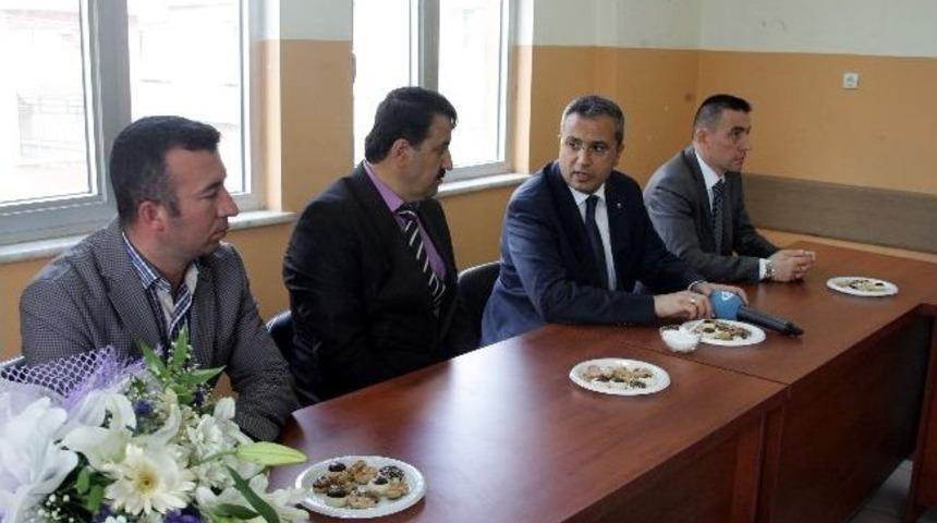 Milli Eğitim M&uuml;d&uuml;r&uuml; Darp Edilen &Ouml;ğretmeni Ziyaret Etti