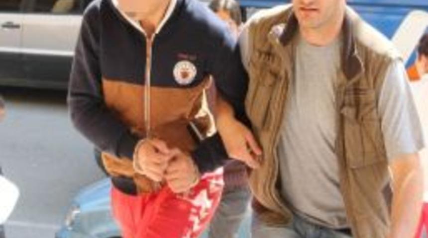 Ş&uuml;pheli Gencin &Ccedil;antasından Esrar &Ccedil;ıktı