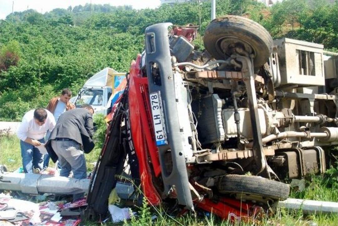 Giresun'da Dondurma Y&uuml;kl&uuml; Kamyonet Kaza Yaptı: 1 &Ouml;l&uuml;