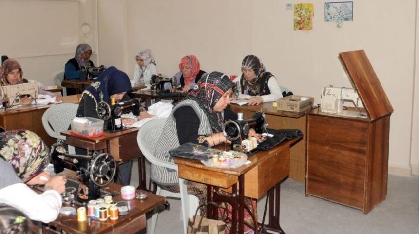 AFEMEK&rsquo;in Kurslarıyla &Ccedil;ocuklarının &Ccedil;eyizlerini Hazırlıyorlar