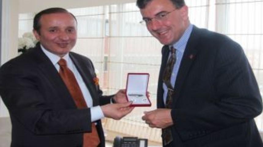 Avustralya B&uuml;y&uuml;kel&ccedil;isi Biggs, K&uuml;&ccedil;&uuml;kler&rsquo;i Ziyaret Etti