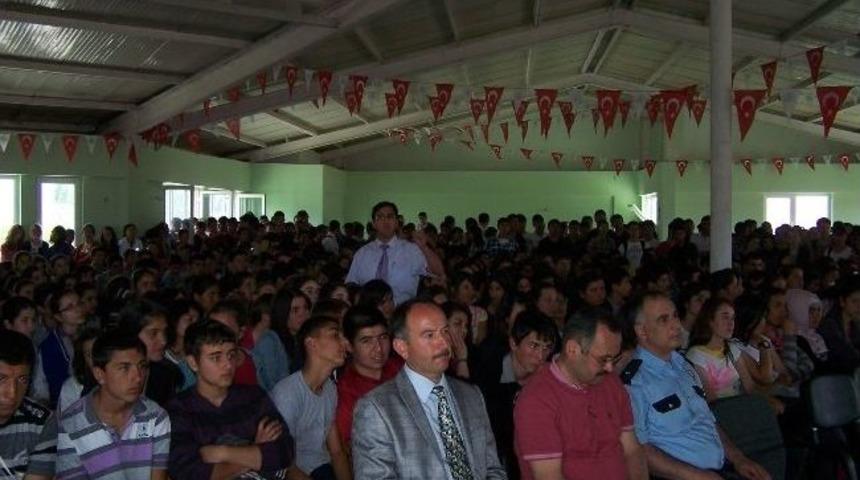 Polisten &Ouml;ğrencilere "gen&ccedil;lik Ve G&uuml;venli Gelecek" Konulu Konferans