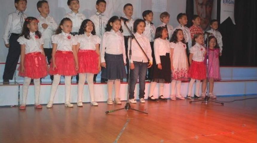 Yozgat &Ouml;zel Ergin Koleji &Ouml;ğrencilerinden Şiir Dinletisi