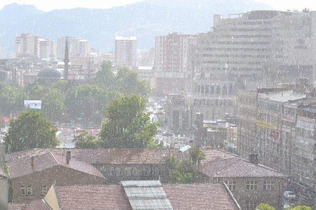 Kayseri&rsquo;de Sağanak Yağış Etkili Oldu 1