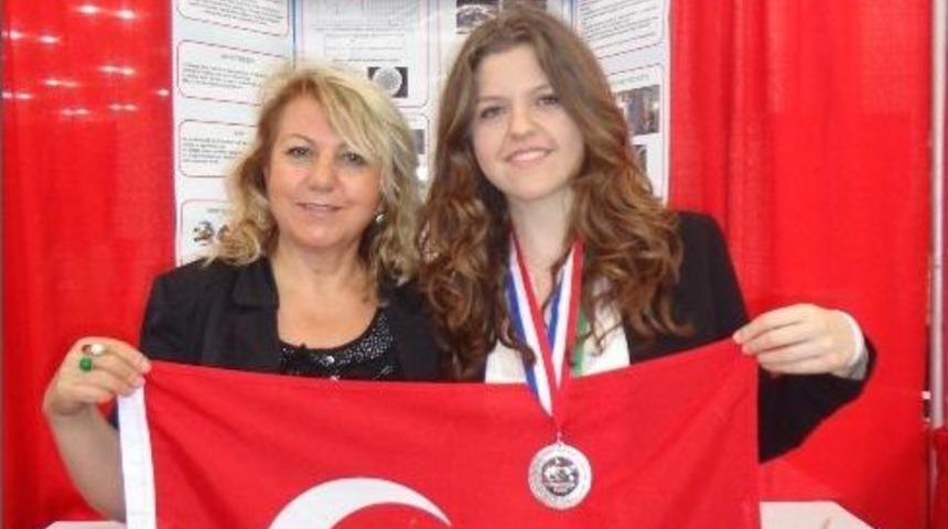 İzmirli İpek&rsquo;in Projesi D&uuml;nya İkincisi