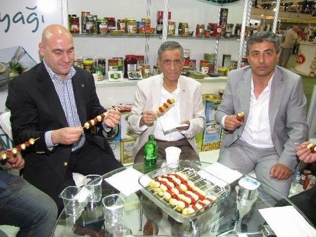 Koşmaz, Akhisar Ticaret Borsası Standını Ziyaret Etti