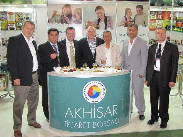 Koşmaz, Akhisar Ticaret Borsası Standını Ziyaret Etti