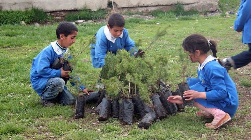 &Uuml;niversite &Ouml;ğrencileri Taşlı&ccedil;ay&rsquo;da Fidan Dikti