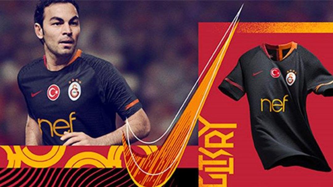 Galatasaray'ın yeni sezon deplasmandan forması satışa &ccedil;ıktı