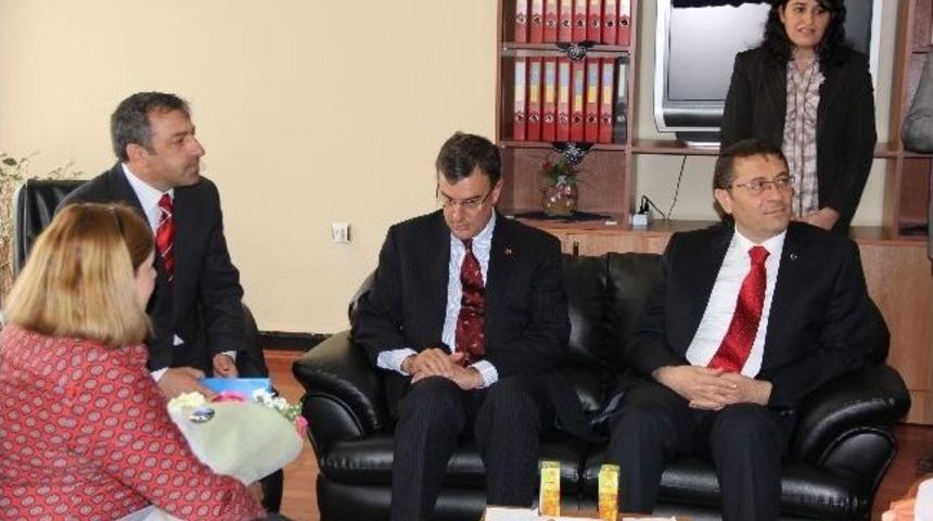 Avustralya'nın Ankara B&uuml;y&uuml;kel&ccedil;isi Ian Biggs, Erzurum&rsquo;da İşitme Engelliler Okulunu Ziyaret Etti