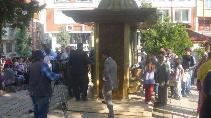 Bilecik'te Osmanlı &Ccedil;eşmesinden Su Yerine Şerbet Aktı