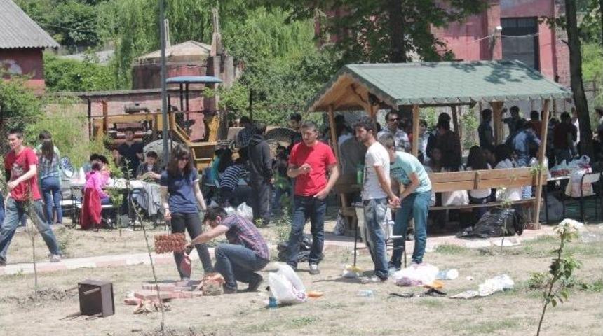 Be&uuml; &Ouml;ğrencilerinden Kamp&uuml;ste Piknik