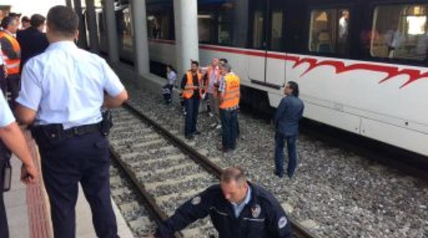 Raylara Indi, Trenin Altında Kalarak &Ouml;ld&uuml;