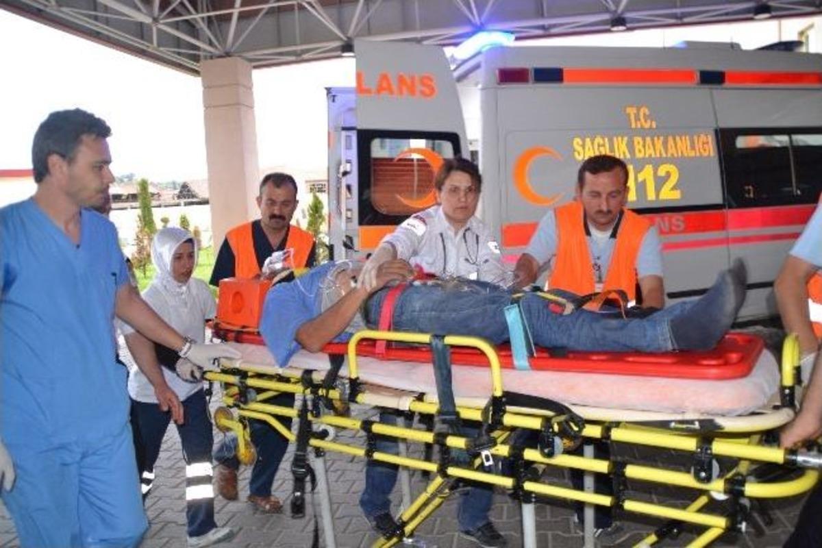 Motosiklet Yayaya &Ccedil;arptı: 3 Yaralı