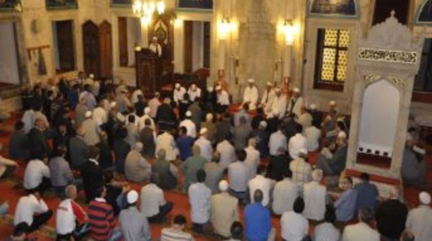 &Uuml;&ccedil; Ayların Başlangıcı Regaip Kandil'i Coşkuyla Kutlandı